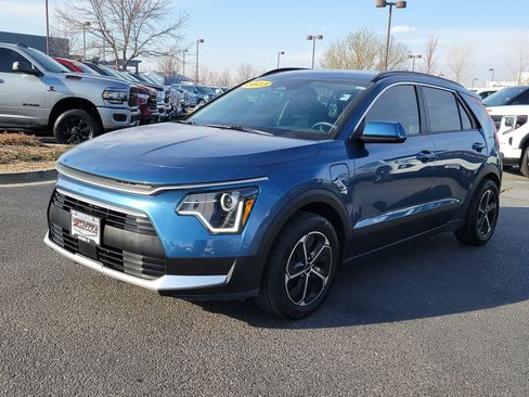 Used 2023 Kia Niro EX w/ EX Cold Weather Package image 4