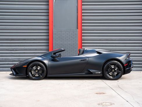 Used 2021 Lamborghini Huracan EVO image 12