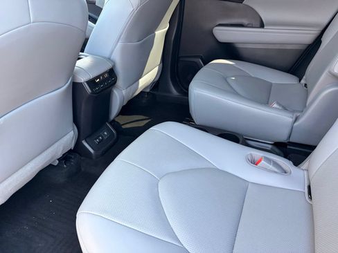 Used 2020 Toyota Highlander Limited FWD image 15