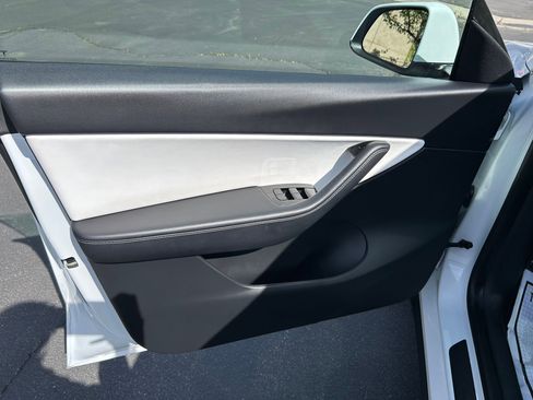 Used 2020 Tesla Model Y Long Range image 9