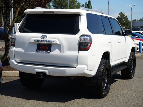Used 2018 Toyota 4Runner SR5 AWD/4WD image 4