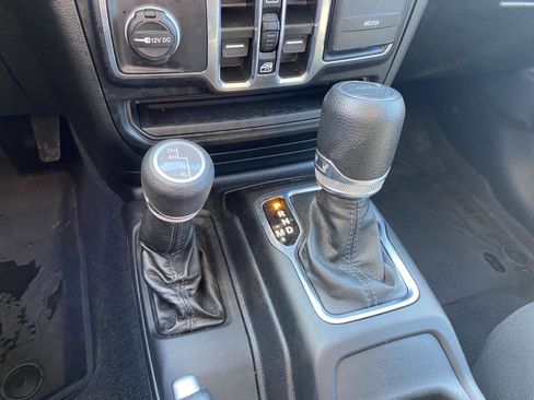 Used 2022 Jeep Gladiator Willys image 19