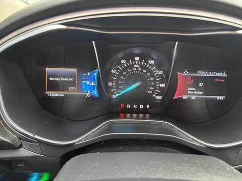 Used 2017 Ford Fusion SE w/ Fusion SE Technology Package FWD image 9