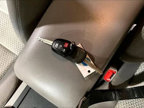 Used 2013 Toyota Camry LE image 28