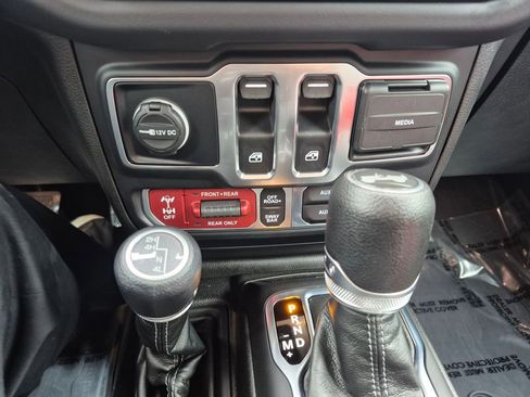 Used 2024 Jeep Wrangler Rubicon w/ Technology Group image 22