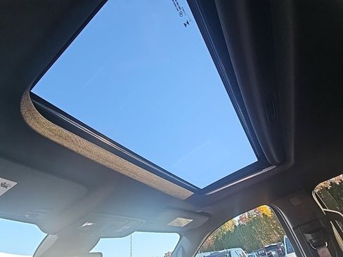 Used 2024 GMC Sierra 2500 SLT w/ SLT Premium Package image 17