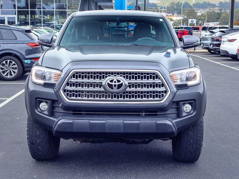 Used 2017 Toyota Tacoma TRD Off-Road w/ Premium & Technology Package AWD/4WD image 18