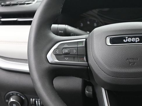 Used 2025 Jeep Compass Limited image 30