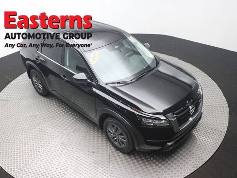 Used 2024 Nissan Pathfinder S image 3