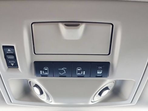 Used 2016 Chrysler Town & Country Limited Platinum FWD image 19