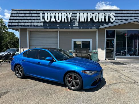 Used 2019 Alfa Romeo Giulia AWD w/ Quick Order Package 22J Sport image 2