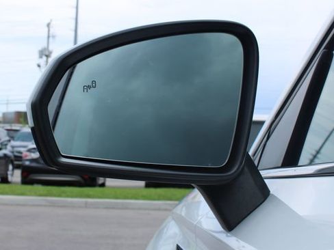 Used 2024 Volkswagen Taos SE FWD image 8