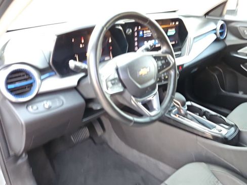 Used 2025 Chevrolet Trax LT w/ LT Convenience Package FWD image 15