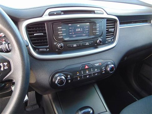Used 2017 Kia Sorento LX image 12