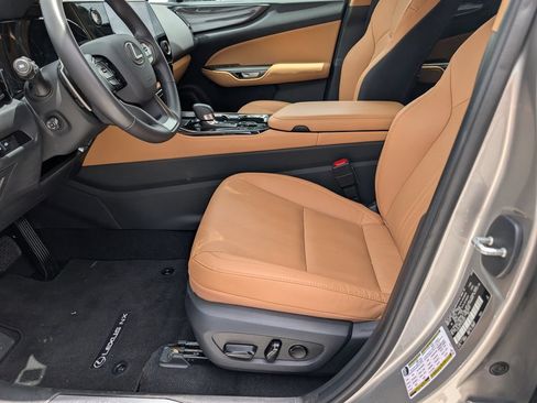 Used 2025 Lexus NX 250 FWD w/ Towing Package (2000 Lbs) image 12