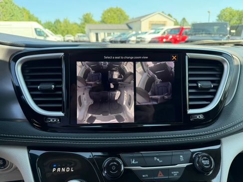 Used 2023 Chrysler Pacifica Touring-L w/ Uconnect Theater Family Group FWD image 26