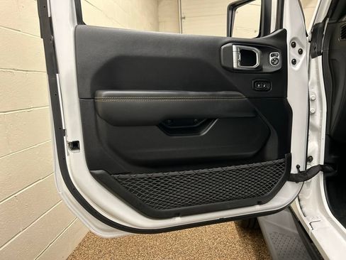 Used 2021 Jeep Gladiator Overland AWD/4WD image 13