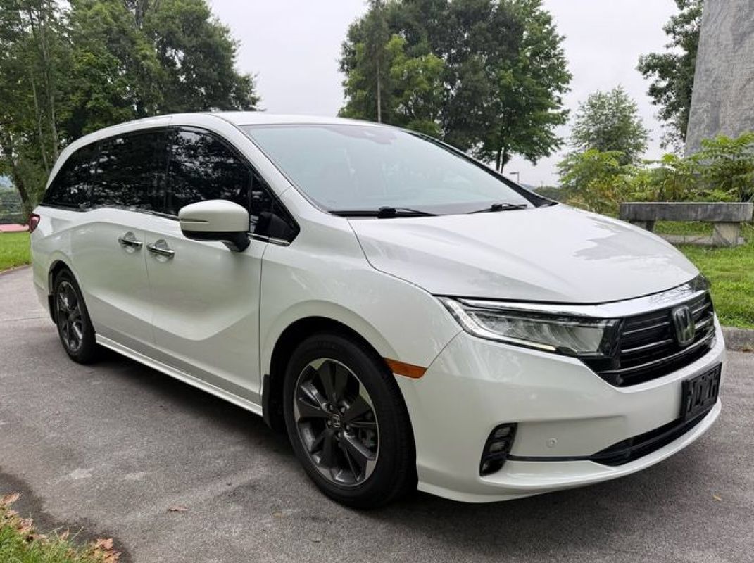 Used 2023 Honda Odyssey Elite image 3