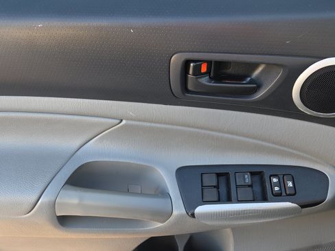 Used 2014 Toyota Tacoma PreRunner image 17