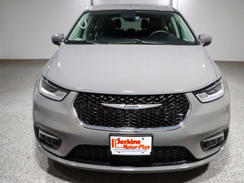 Used 2023 Chrysler Pacifica Touring-L FWD image 4