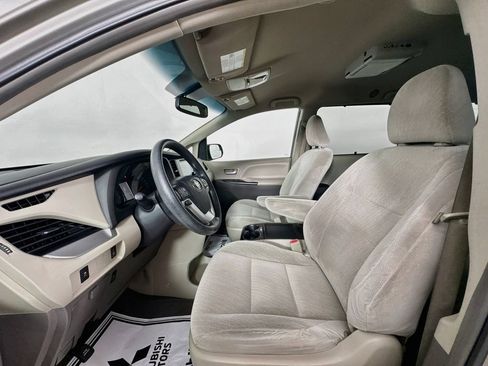 Used 2016 Toyota Sienna LE FWD image 20