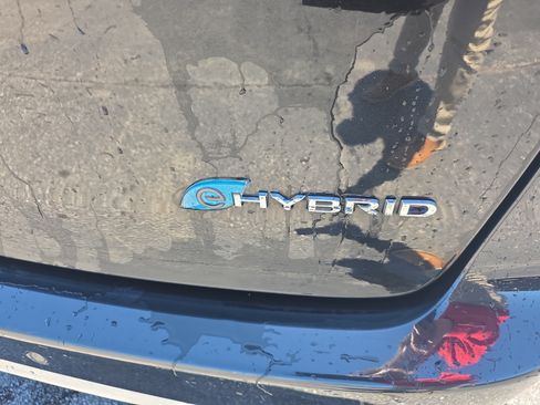 Used 2023 Chrysler Pacifica Touring-L FWD image 5