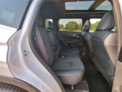 Used 2024 Mitsubishi Outlander SE Black Edition AWD/4WD image 19
