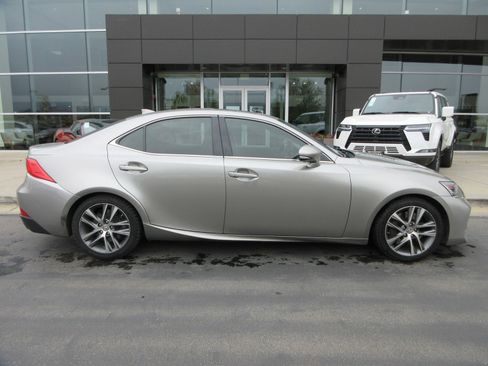 Used 2018 Lexus IS 300 AWD image 11