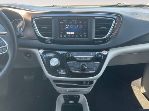 Used 2020 Chrysler Voyager Lxi FWD image 11