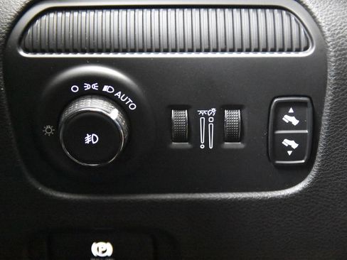 Used 2024 Jeep Wagoneer L Series II RWD image 25