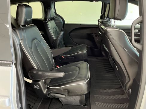 Used 2023 Chrysler Pacifica Limited w/ Uconnect Theater Family Group image 20
