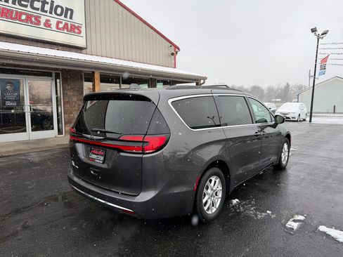 Used 2022 Chrysler Pacifica Touring-L image 4