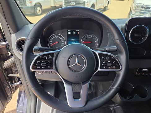 Used 2021 Mercedes-Benz Sprinter 2500 image 21