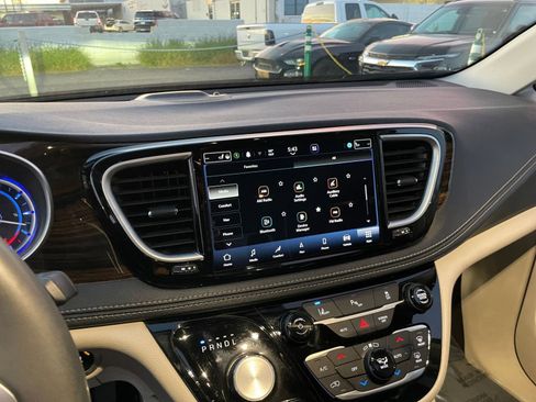 Used 2023 Chrysler Pacifica Limited image 22