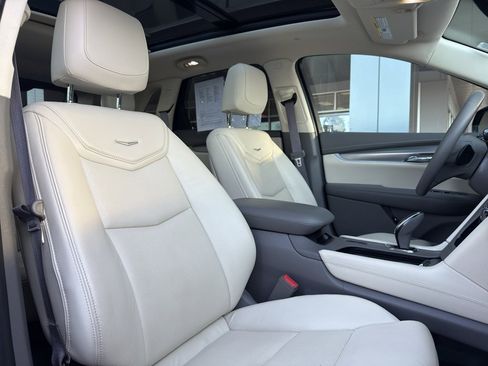 Used 2017 Cadillac XT5 Luxury w/ Driver Awareness Package image 34