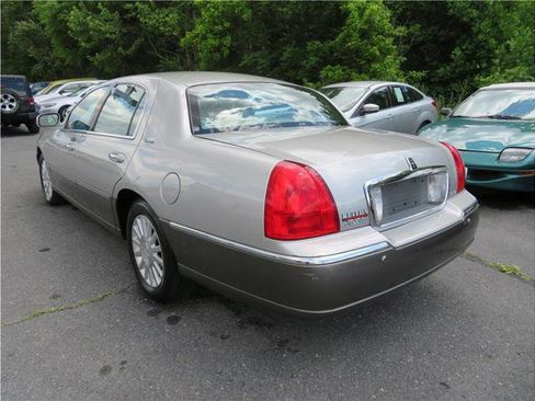 Used 2003 Lincoln Town Car Signature image 2