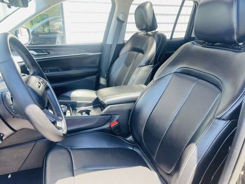 Used 2023 Jeep Grand Cherokee Limited w/ Luxury Tech Group II AWD/4WD image 9