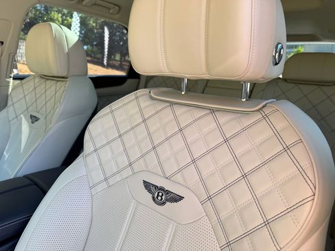 Used 2021 Bentley Bentayga AWD/4WD image 32