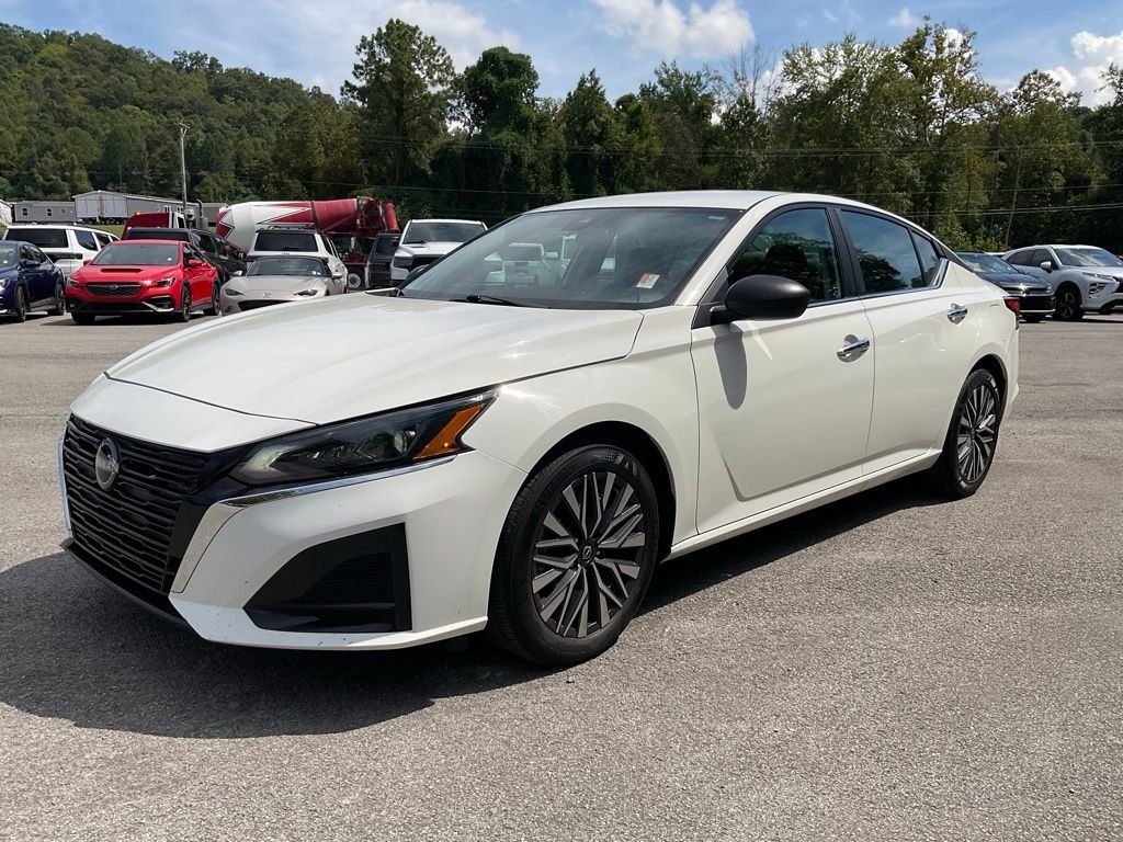 Used 2025 Nissan Altima 2.5 SV FWD image 3