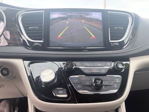 Used 2023 Chrysler Pacifica Limited FWD image 18