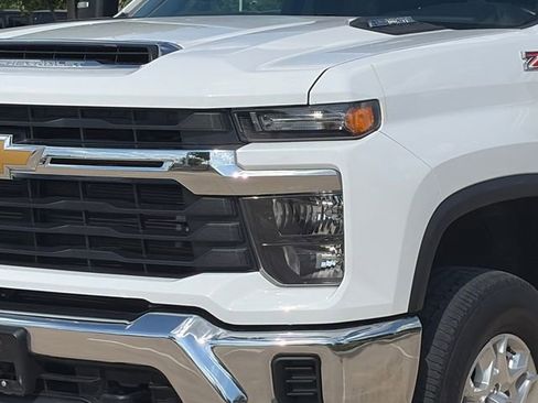 Used 2024 Chevrolet Silverado 2500 LT image 4