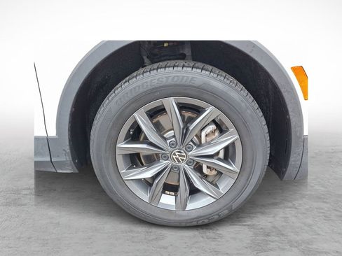 Used 2022 Volkswagen Tiguan SE w/ Panoramic Sunroof Package image 9