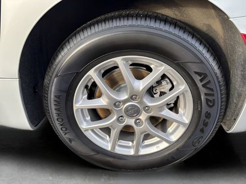 Used 2024 Chrysler Pacifica Touring-L FWD image 10