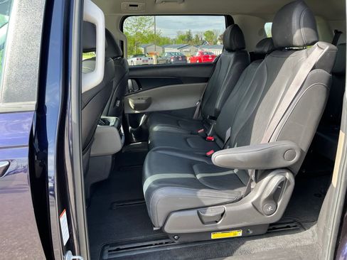 Used 2025 Kia Carnival FWD image 27