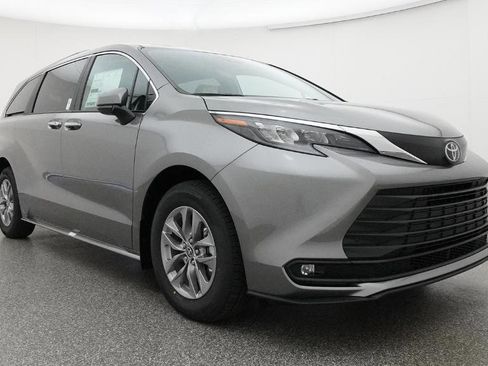 New 2026 Toyota Sienna XLE image 39