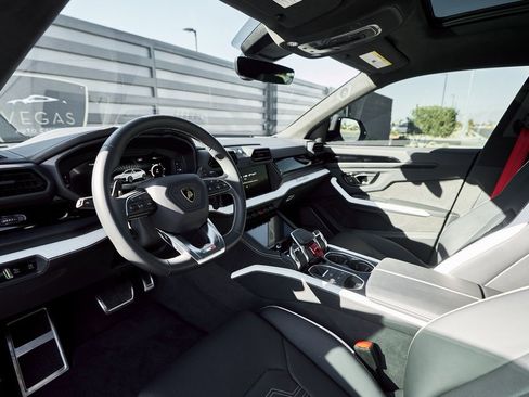 Used 2025 Lamborghini Urus SE image 2