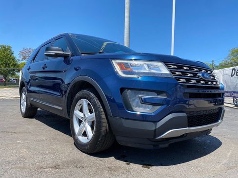 Used 2017 Ford Explorer XLT w/ Equipment Group 202A AWD/4WD image 31