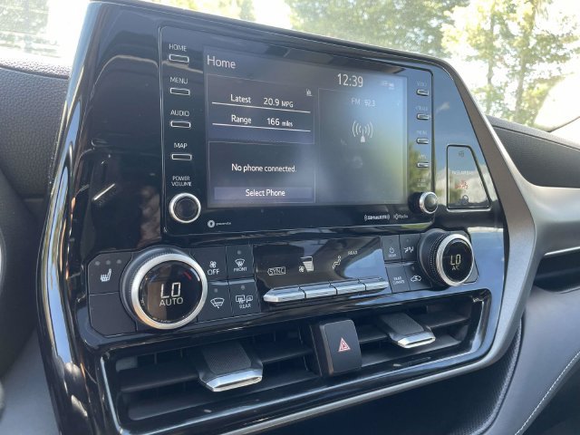 Used 2021 Toyota Highlander XLE AWD/4WD image 32