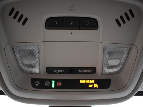 Used 2021 Chevrolet Traverse LT image 25