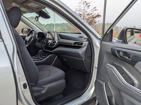 Used 2023 Toyota Highlander L image 28